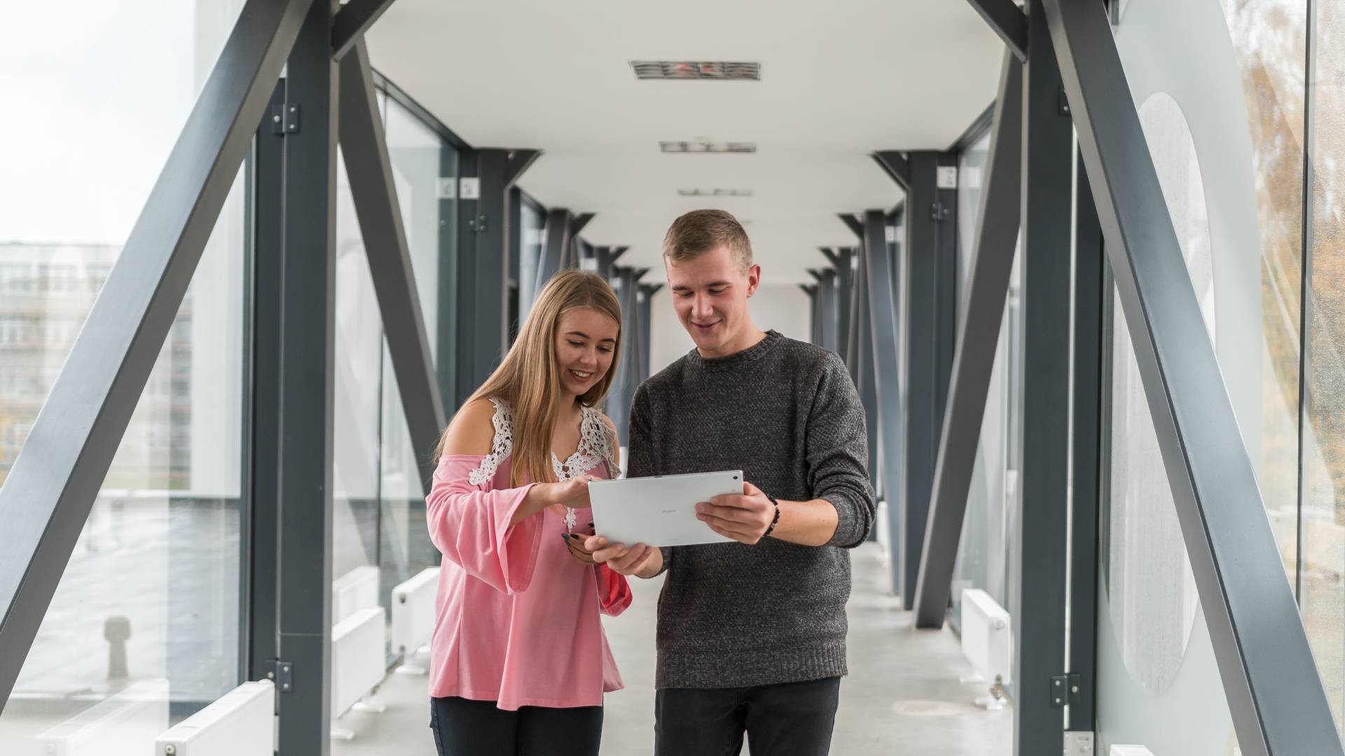 Studentai-stikliniame-tunelyje